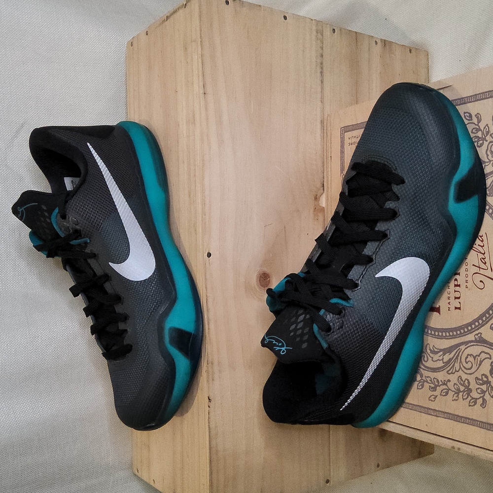 Like new VERY RARE Kobe Bryant Black Mamba Nike Kobe X low Liberty 13